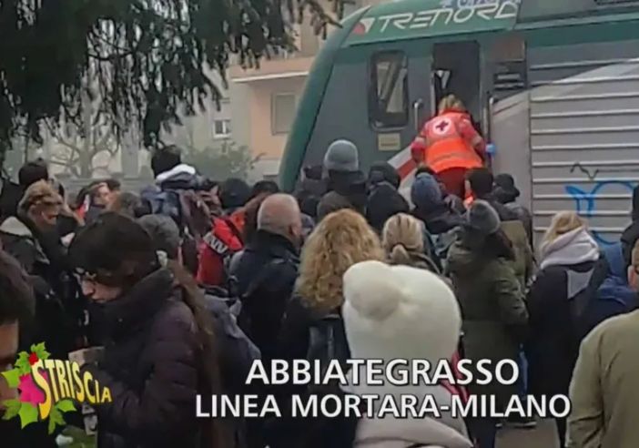 Capitan Ventosa e ‘Striscia’ alla stazione di Abbiategrasso: ecco il video Capitan Ventosa e ‘Striscia’ alla stazione di Abbiategrasso: ecco il video