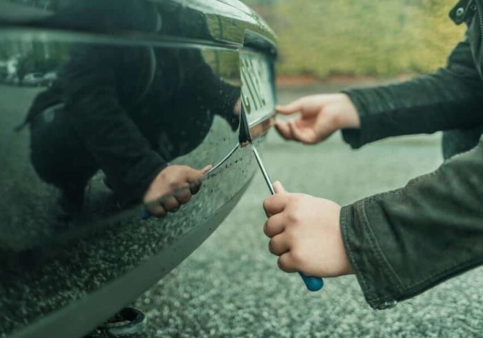 Magenta, furti di targhe dalle auto parcheggiate: numerosi gli episodi avvenuti negli ultimi giorni
