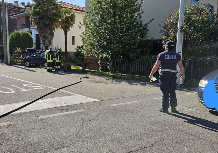 Magenta: incidente in via Pastrengo, auto abbatte la centralina del gas Magenta: incidente in via Pastrengo, auto abbatte la centralina del gas