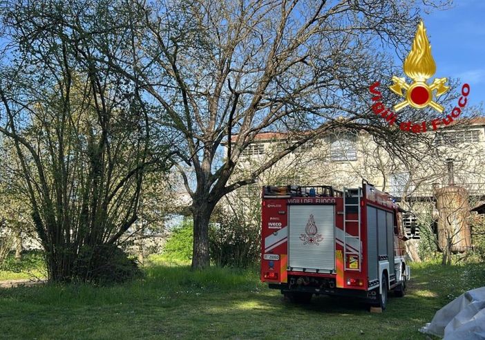 Turbigo: operai bloccati a 25 metri di altezza, salvati dai vigili del fuoco Turbigo: operai bloccati a 25 metri di altezza, salvati dai vigili del fuoco