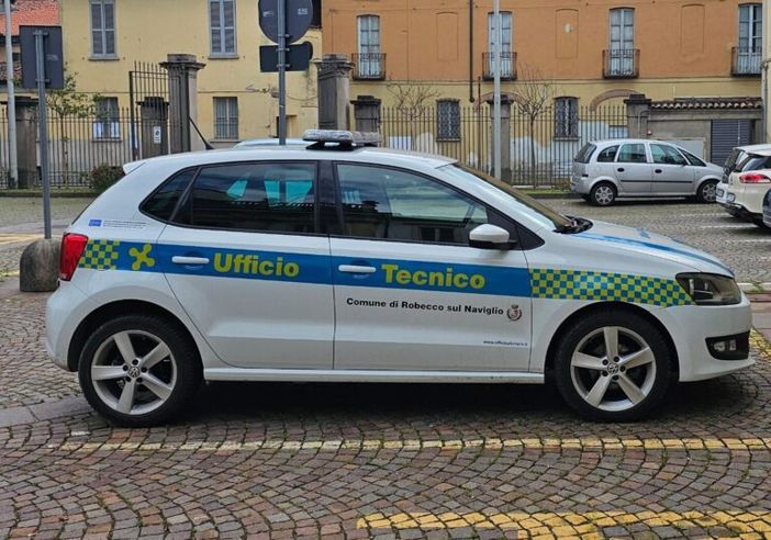 A Robecco le auto dell’Ufficio Tecnico con livrea e barra lampeggiante, come quelle della Polizia locale