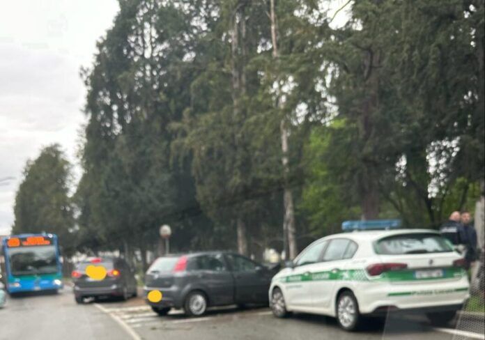 Magenta: giovane crea problemi in stazione, soccorso da Polizia locale e ambulanza