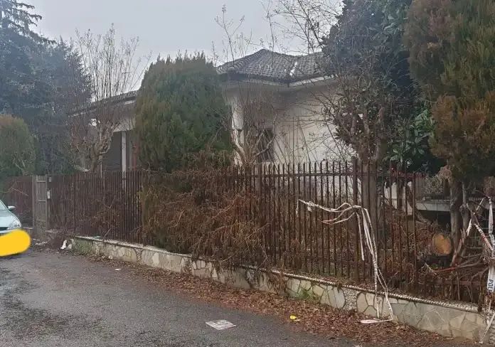 Magenta, occupazione abusiva: salta il generatore e ne arriva subito un altro, che fa ancor più rumore Magenta, occupazione abusiva: salta il generatore e ne arriva subito un altro, che fa ancor più rumore