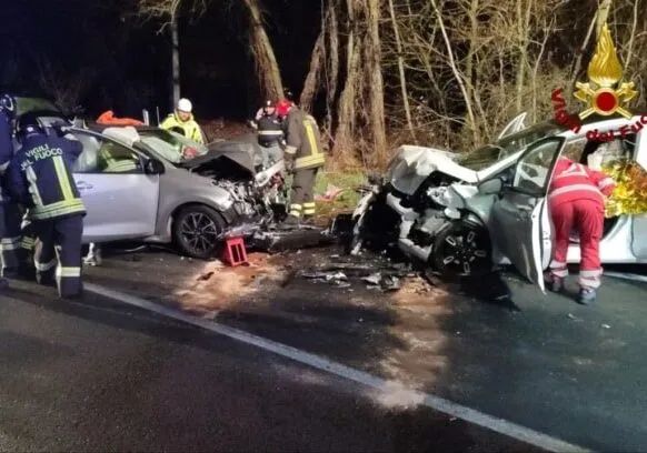 Oleggio: scontro nella notte, 4 feriti Oleggio: scontro nella notte, 4 feriti