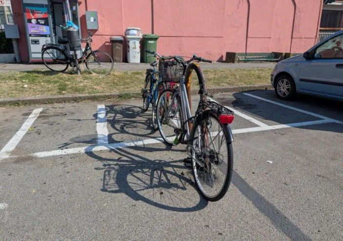 Magenta, stazione ferroviaria nel mirino dei vandali: biciclette distrutte e una data alle fiamme Magenta, stazione ferroviaria nel mirino dei vandali: biciclette distrutte e una data alle fiamme