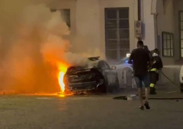 Corbetta: brucia l’auto della Polizia locale nel cortile del palazzo comunale