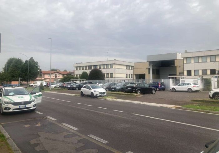 Magenta, Via Novara ci risiamo: signora sbalzata dalla bici. Arriva l’ambulanza