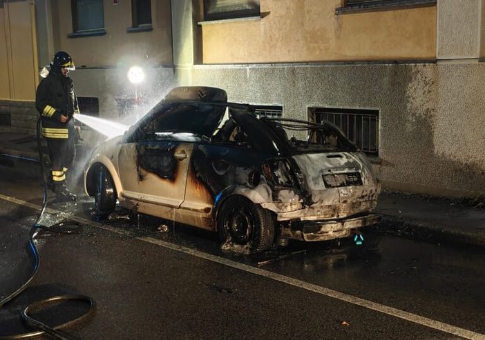 Magenta: auto in fiamme in via Diaz, indagini in corso Magenta: auto in fiamme in via Diaz, indagini in corso