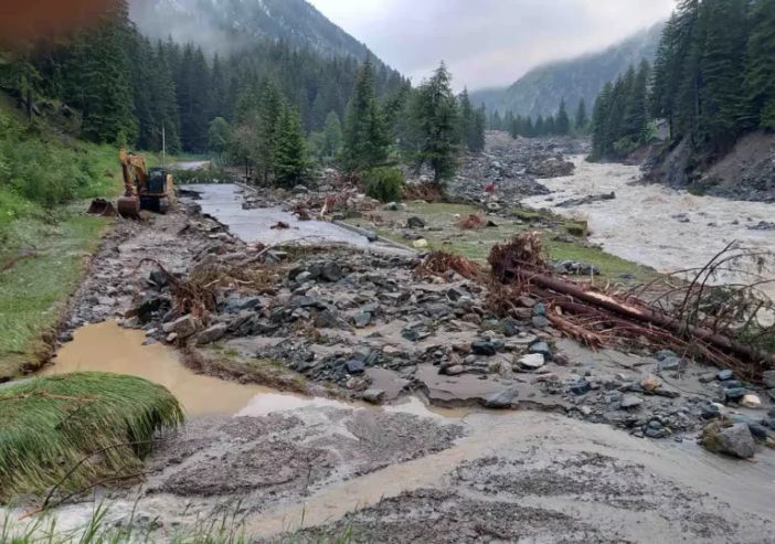 Cogne, in 350 per recuperare le auto dopo l’alluvione