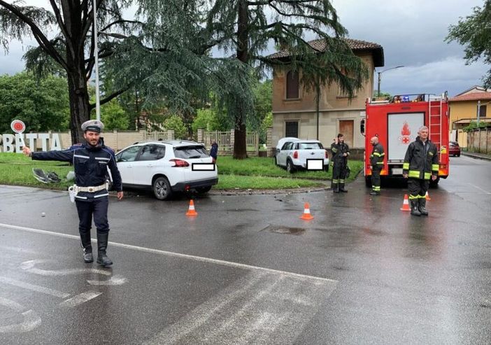 Corbetta, incidente in via Roma: nessun ferito, ma auto distrutte Corbetta, incidente in via Roma: nessun ferito, ma auto distrutte