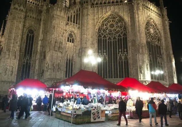 Milano, inaugurati i mercatini di piazza Duomo