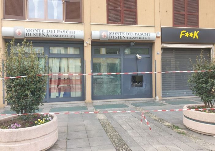 Magenta, boato nella notte: asportato il Bancomat di MPS Magenta, boato nella notte: asportato il Bancomat di MPS