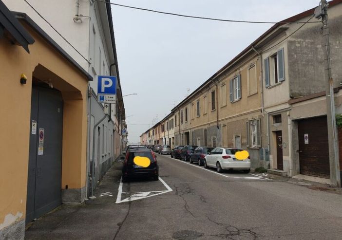 Magenta, parcheggi impossibili da trovare in zona stazione, pendolari: “Troppe vie con il disco orario” Magenta, parcheggi impossibili da trovare in zona stazione, pendolari: “Troppe vie con il disco orario”