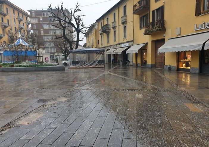 Magenta: pallonate contro le saracinesche dei negozi, rissa sfiorata in piazza Liberazione Magenta: pallonate contro le saracinesche dei negozi, rissa sfiorata in piazza Liberazione