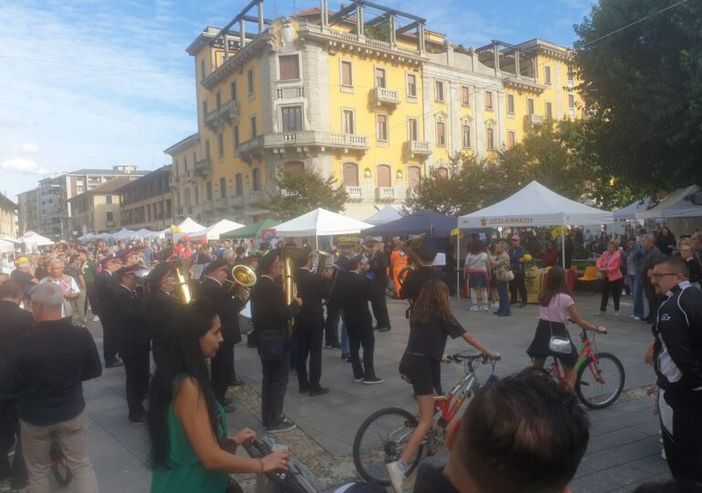 Magenta: piazza gremita di gente per la festa delle associazioni e dei suoi volontari