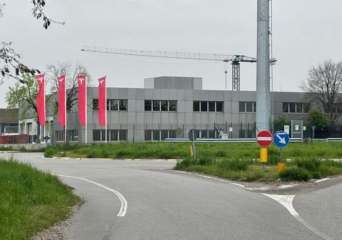Tesla arriva ad Arluno, la base nel deposito di via Bellini Tesla arriva ad Arluno, la base nel deposito di via Bellini