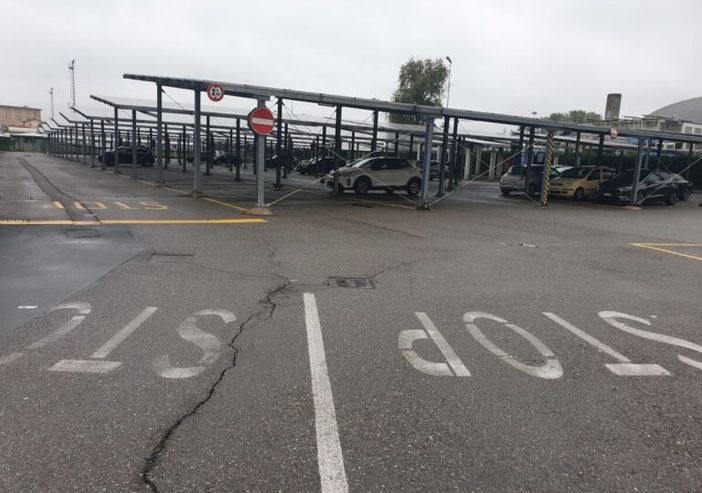 Magenta: vandali delle auto in sosta, colpite anche quelle al parcheggio della piscina Magenta: vandali delle auto in sosta, colpite anche quelle al parcheggio della piscina
