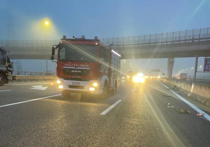 Scontro lungo la A4 tra Arluno e Mesero, auto si ribalta: tratto autostradale bloccato Scontro lungo la A4 tra Arluno e Mesero, auto si ribalta: tratto autostradale bloccato