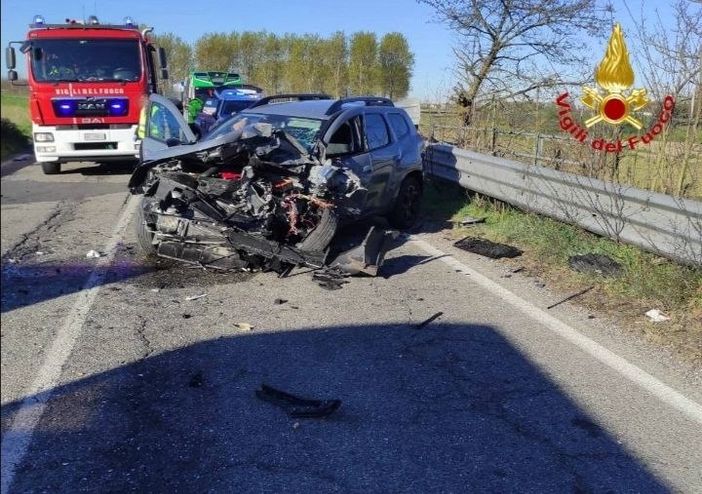 Trivolzio, frontale tra auto e un'autobus carico di bambini Trivolzio, frontale tra auto e un'autobus carico di bambini