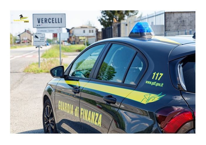 Vercelli: maschere e articoli di carnevale, maxi sequestro della Finanza Vercelli: maschere e articoli di carnevale, maxi sequestro della Finanza