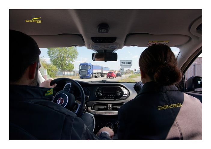 Vercelli, sequestrate bigiotteria "tarocca" e 303 confezioni di alimenti scaduti: pesanti multe in vista per i negozianti