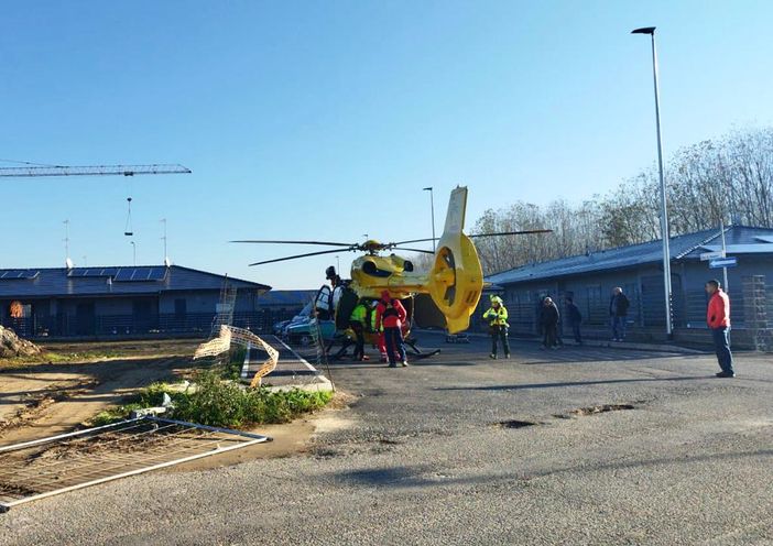 Casorate Primo: cade da un'impalcatura in un cantiere, ferito operaio 57enne