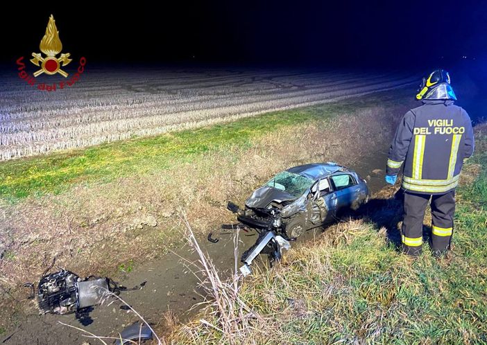 Frascarolo: finiscono nel fosso con l'auto, soccorsi due giovani