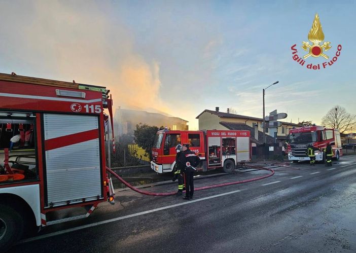 Gropello Cairoli: cerca di spegnere le fiamme partite da un divano letto, 49enne si ustiona gravemente Gropello Cairoli: cerca di spegnere le fiamme partite da un divano letto, 49enne si ustiona gravemente
