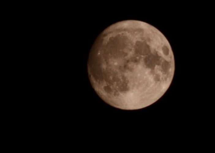 Luna di Fragola in arrivo: cosa succede l'11 giugno e come osservarla Luna di Fragola in arrivo: cosa succede l'11 giugno e come osservarla
