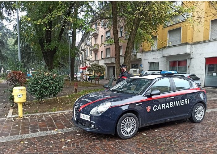 Voghera: assembrati e senza la mascherina, multate cinque persone in piazza San Bovo