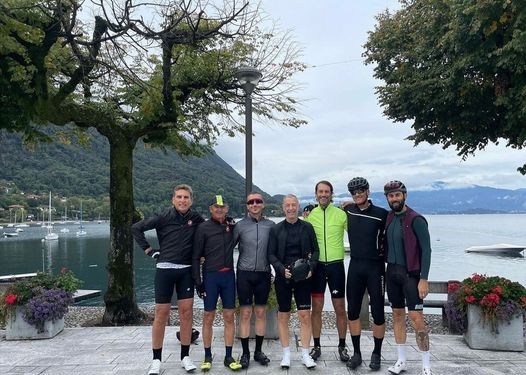 La foto del dj Linus e dei suoi amici ciclisti scattata a Caldè sul lago Maggiore e pubblicata sulla pagina Instagram di Linus La foto del dj Linus e dei suoi amici ciclisti scattata a Caldè sul lago Maggiore e pubblicata sulla pagina Instagram di Linus