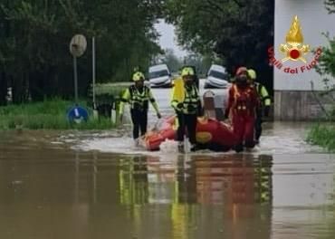 Oltrepò, i Vigili del fuoco salvano una mamma con due figli piccoli bloccati su un argine da improvviso allagamento