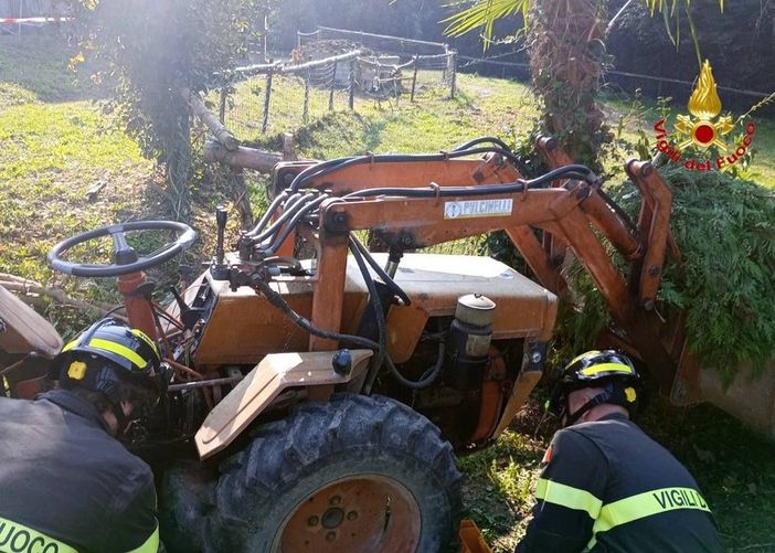 FOTO. Muore schiacciato dal trattore: tragedia nel Varesotto FOTO. Muore schiacciato dal trattore: tragedia nel Varesotto