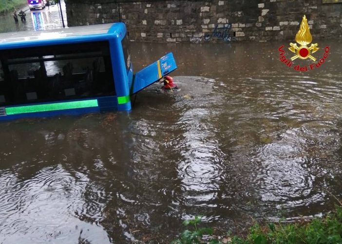 Il pullman nel sottopasso (da una foto di Alessandro Cassina sul gruppo Fb Busto Arsizio 360)