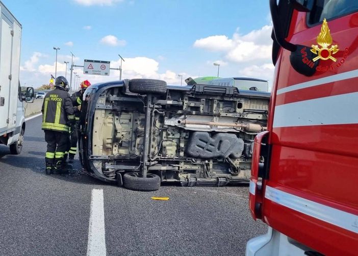 Auto urta la cuspide e si ribalta sulla superstrada di Malpensa
