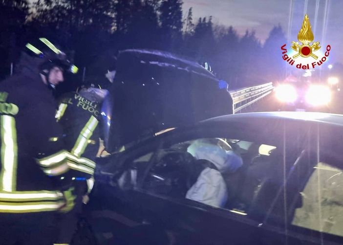 Perde il controllo dell'auto e finisce contro il guard rail: trentenne ferito in Autolaghi