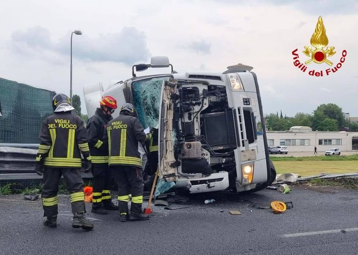 FOTO. Autocisterna si ribalta in autostrada: paura sul raccordo tra Autolaghi e 336 di Malpensa e svincolo chiuso