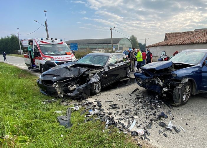 Sartirana: frontale tra auto in via Mede, ferite tre persone