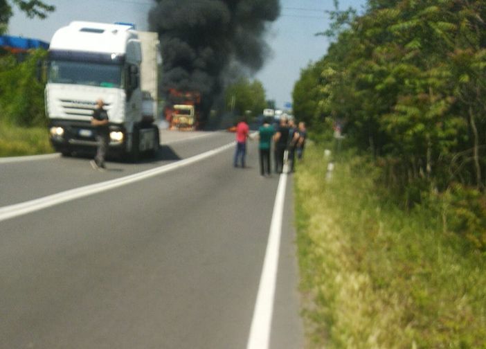Arluno: furgone in fiamme, strada provinciale per Vittuone chiusa