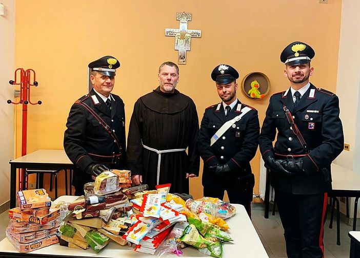 Pavia: i carabinieri donano ai più bisognosi generi alimentari rubati Pavia: i carabinieri donano ai più bisognosi generi alimentari rubati