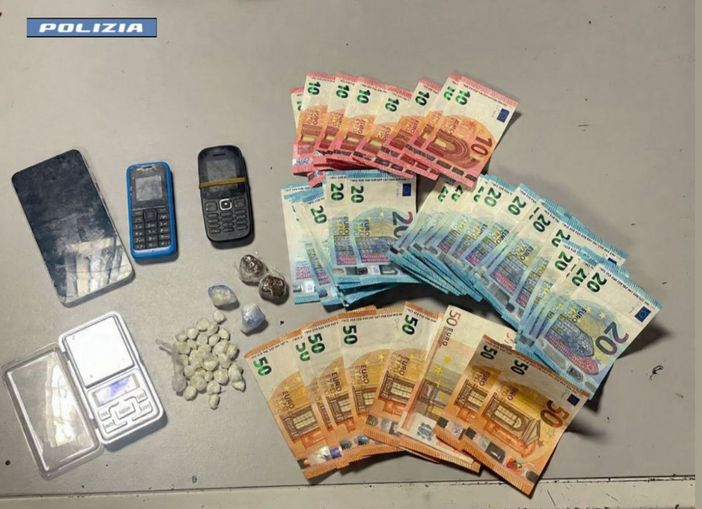 Tenta la fuga durante un controllo della Polizia di Stato: arrestato 24enne trovato in possesso di cocaina e hashish
