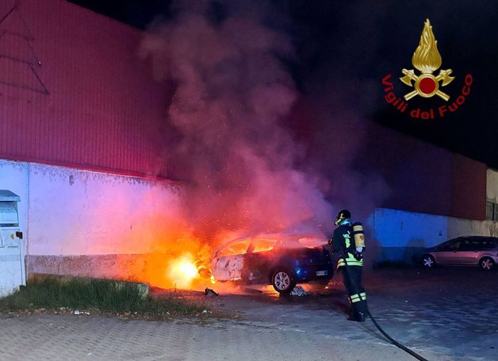Lomellina: auto in fiamme sulla provinciale 211, vigili del fuoco in azione nella notte