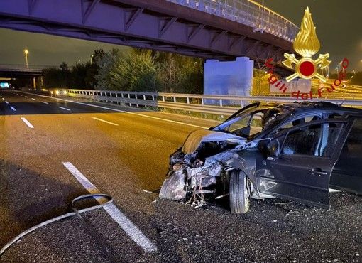 Autostrada A9: auto prende fuoco dopo l'incidente. Illesi i passeggeri Autostrada A9: auto prende fuoco dopo l'incidente. Illesi i passeggeri