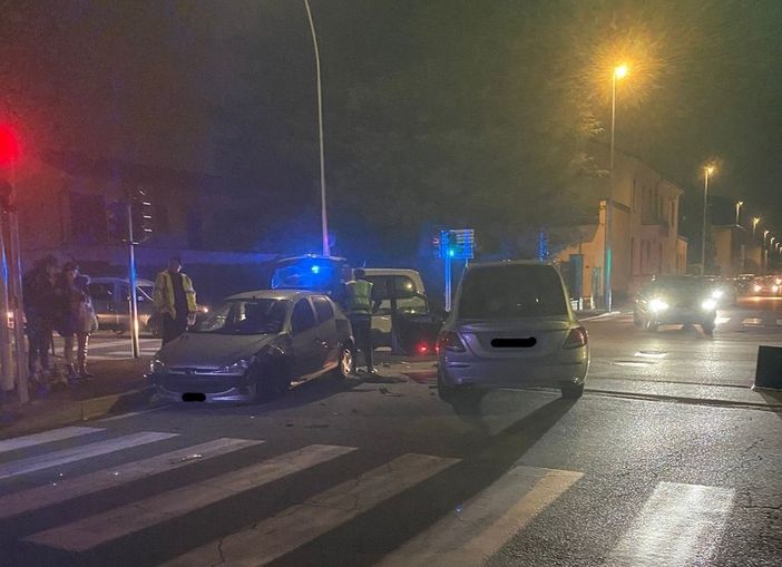 FOTO. Scontro tra un carro funebre e un'auto a Busto: due persone soccorse