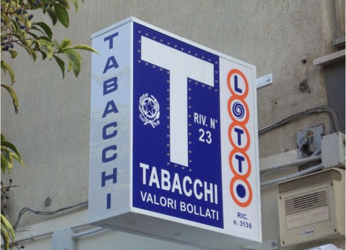 La Federazione Italiana Tabaccai: «Ok l'obbligo di green pass, ma la responsabilità dei controlli non ricada sui negozianti»