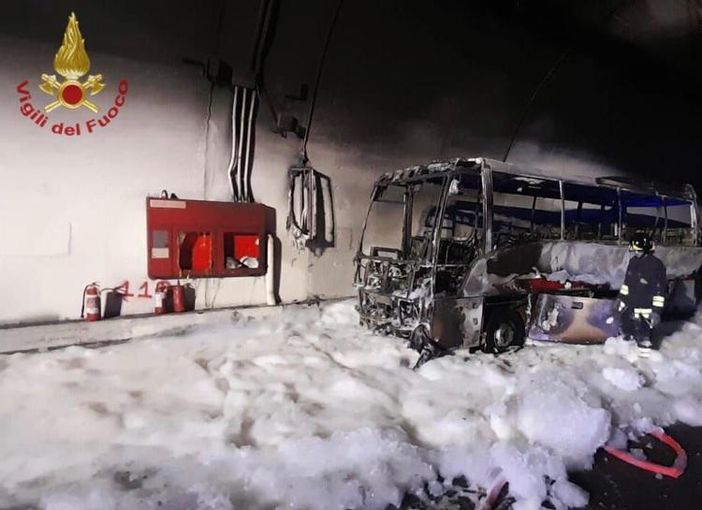 A Lecco gesto eroico dell’autista: mette in salvo 25 bambini dal bus che prende fuoco