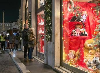 Natale, giochi e dolci sicuri sotto l'albero e nella calza? Occhio alle contraffazioni