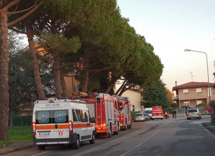 Magenta: tensione in un palazzo di via Melzi, arrivano forze dell’ordine e Vigili del fuoco Magenta: tensione in un palazzo di via Melzi, arrivano forze dell’ordine e Vigili del fuoco