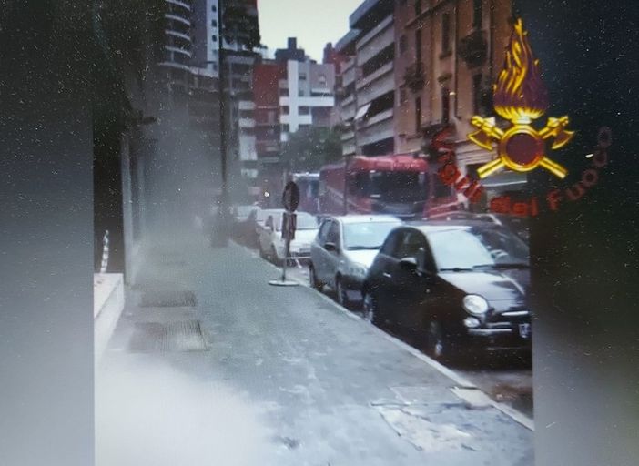 VIDEO. In fiamme una discoteca di Milano: sette squadre dei vigili del fuoco al lavoro