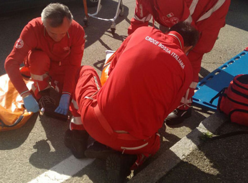 Muore schiacciata dalla propria auto Muore schiacciata dalla propria auto